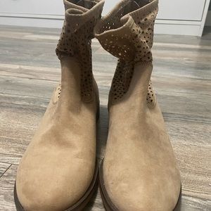 These boots don’t have wear and they have been sitting in my closet.